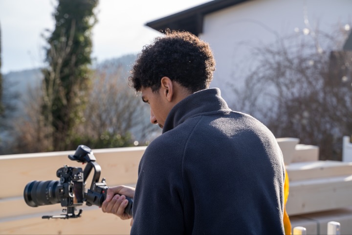 Mitarbeiter von GMK Marketing filmt mit Kamera und Gimbal vor Ort