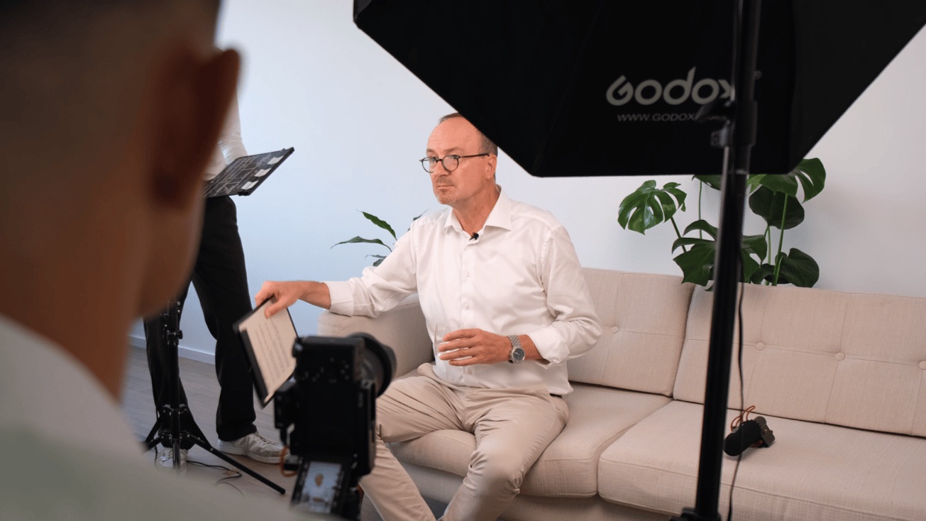 Interview-Aufnahme für die Mitmachplattform: Oberbürgermeister Ulrich Burchardt vor Kamera, Softbox und Teleprompter