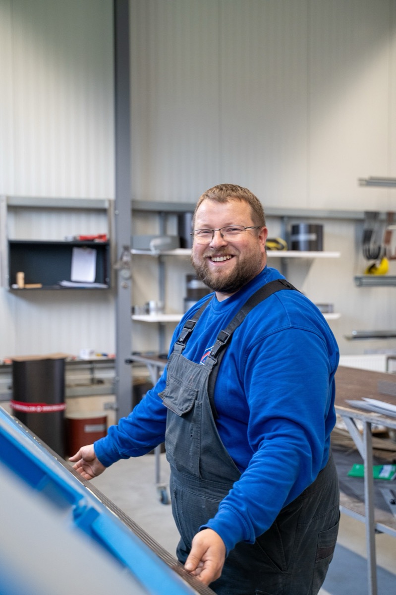 Mitarbeiter an der Abkantmaschine in der Werkstatt