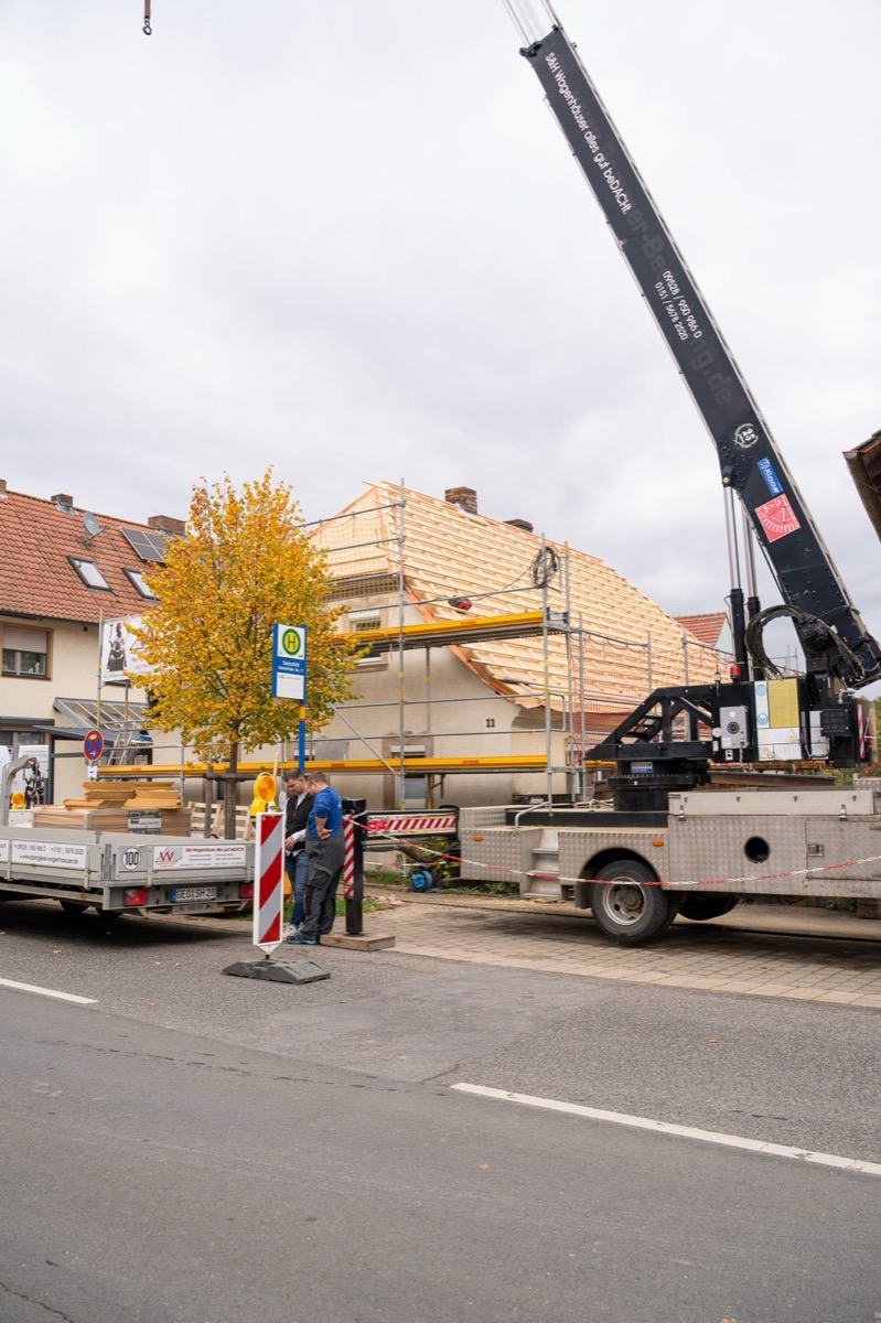 Kran und Pritschenwagen an der Baustelle